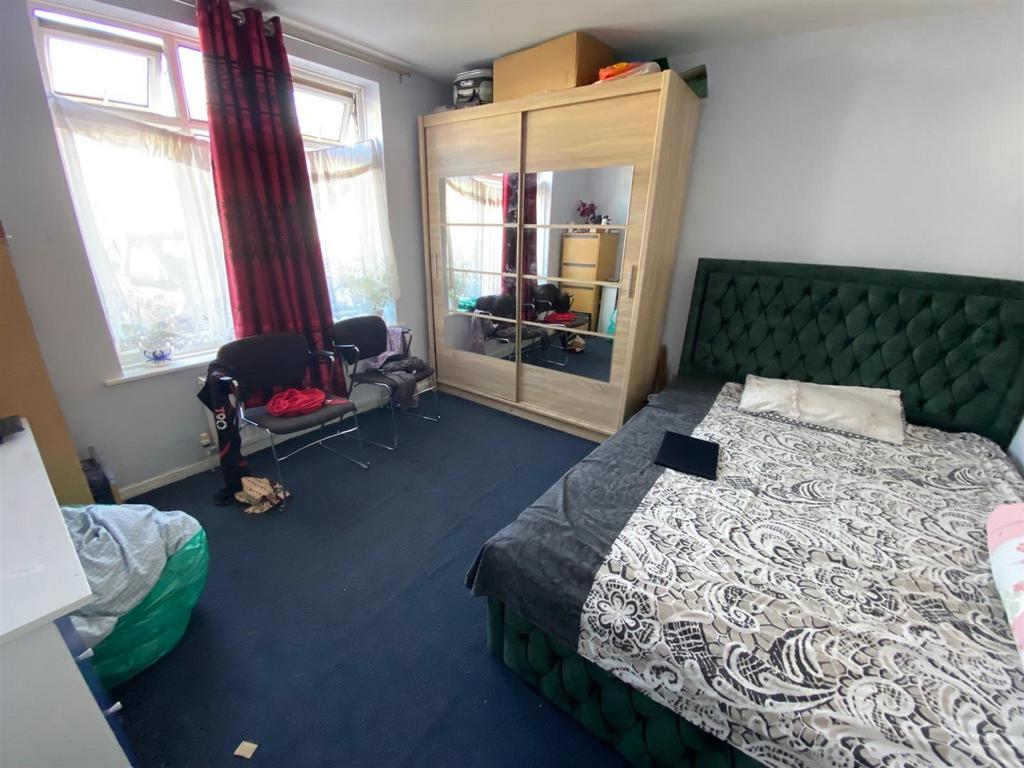 Bed lo.jpg