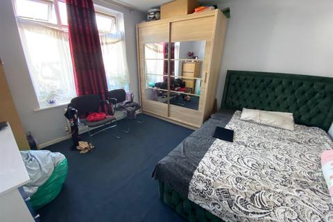 4 bedroom terraced house for sale, Hunters Hall Road, Dagenham