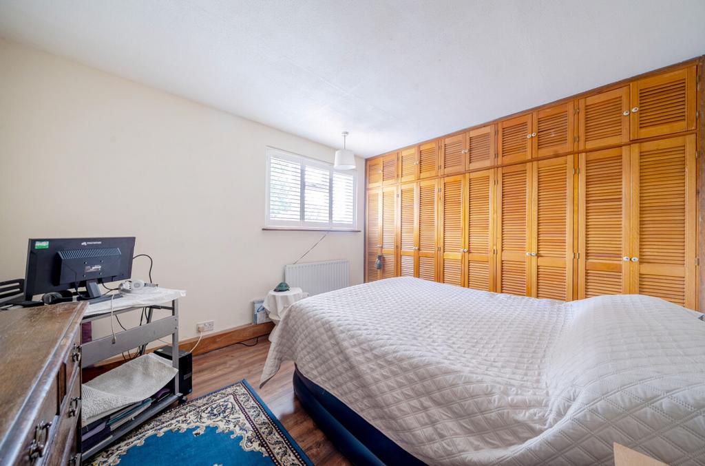 BEDROOM 1 :  (Front)