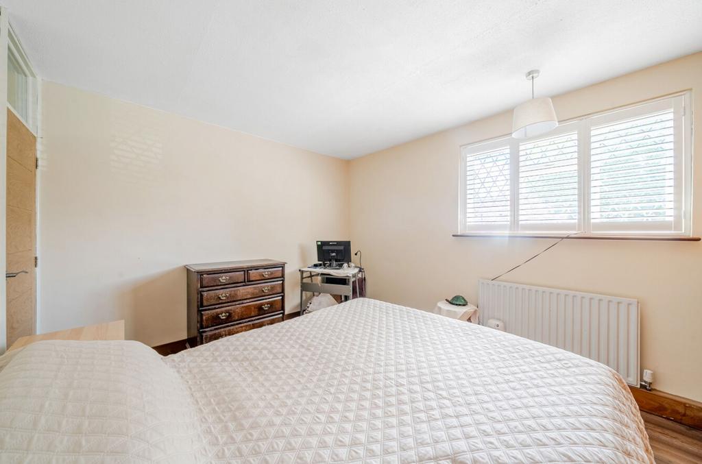 BEDROOM 1 :  (Front)