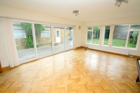 3 bedroom detached bungalow to rent, Riverside, Wraysbury, Staines-upon-Thames, TW19
