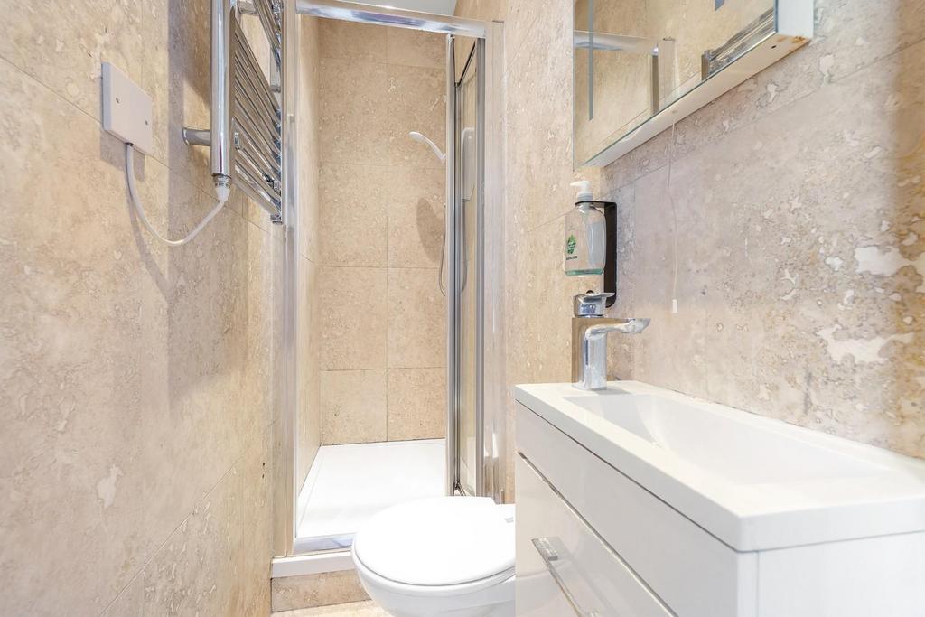 Annex bathroom.JPG
