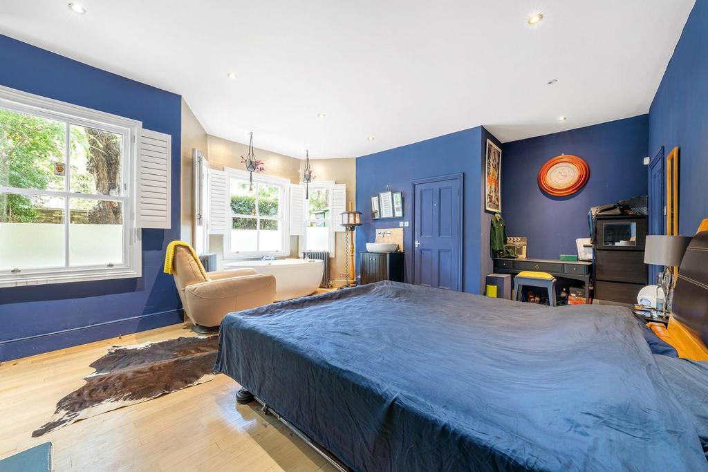 Bedroom 1 (2).JPG