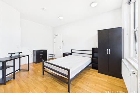 Studio to rent, Uxbridge Road, London, W3