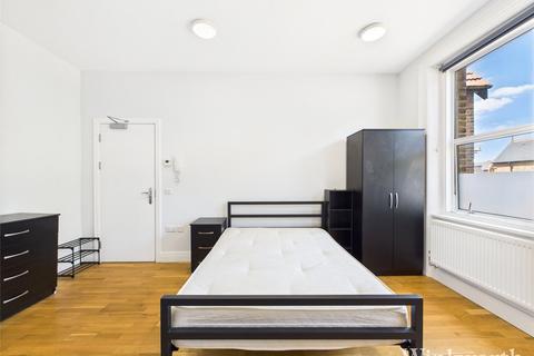Studio to rent, Uxbridge Road, London, W3