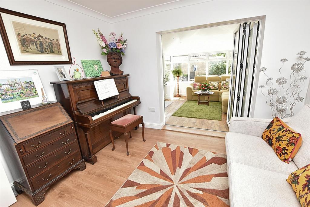 Snug/rear sitting room