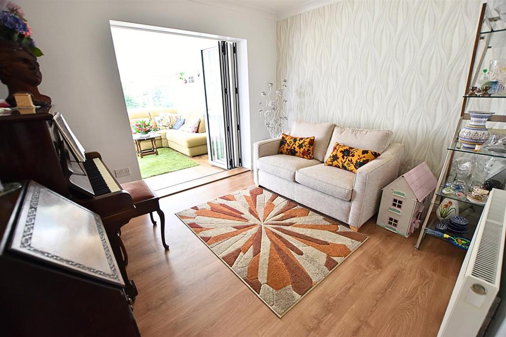 Snug/rear sitting room