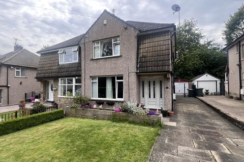 3 bedroom semi-detached house to rent, Greycourt Close, Bradford BD10