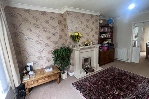 3 bedroom semi-detached house to rent, Greycourt Close, Bradford BD10
