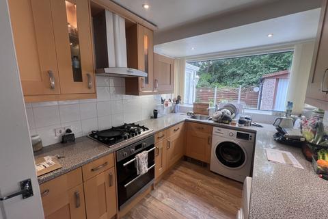 3 bedroom semi-detached house to rent, Greycourt Close, Bradford BD10