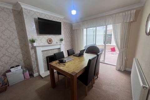 3 bedroom semi-detached house to rent, Greycourt Close, Bradford BD10