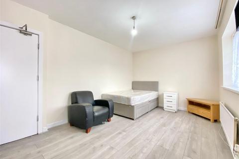 1 bedroom in a house share to rent, Merlin Crescent, Edgware