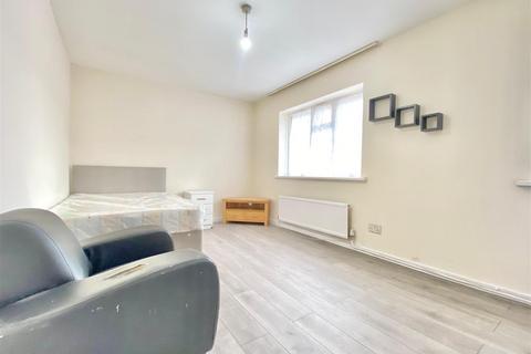 1 bedroom in a house share to rent, Merlin Crescent, Edgware