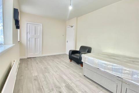 1 bedroom in a house share to rent, Merlin Crescent, Edgware