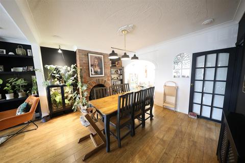 3 bedroom semi-detached house for sale, Hall Road, Hull