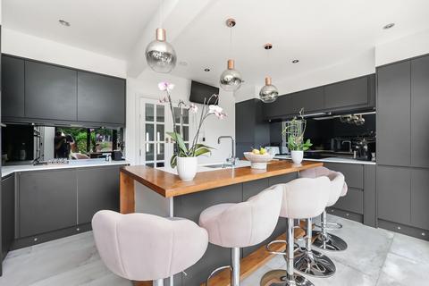 4 bedroom detached house for sale, Chase Road, London, N14