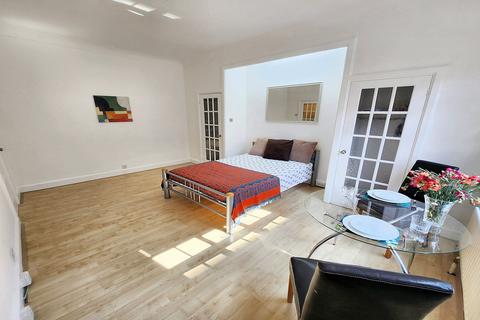 Studio to rent, Hallam Street, Marylebone, London, W1W