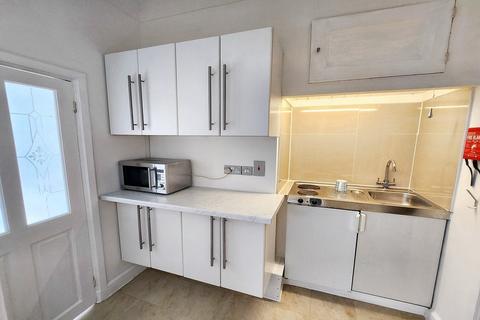 Studio to rent, Hallam Street, Marylebone, London, W1W
