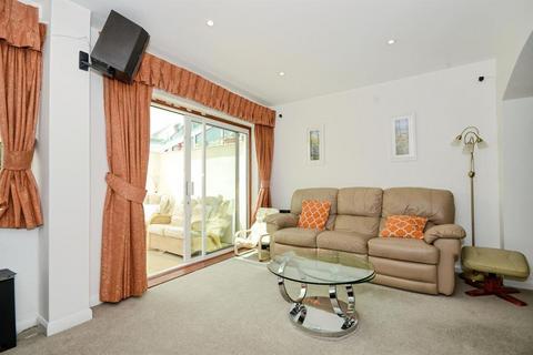 45 Medway Gardens, Wembley, HA0 2RW