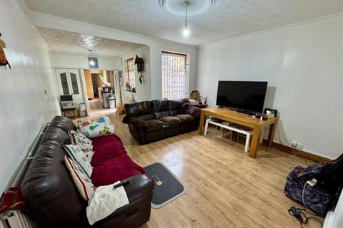 3 bedroom terraced house for sale, Doncaster Road, Leicester LE4