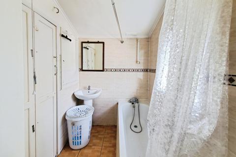 61a Compton Avenue, London, E6 3DR