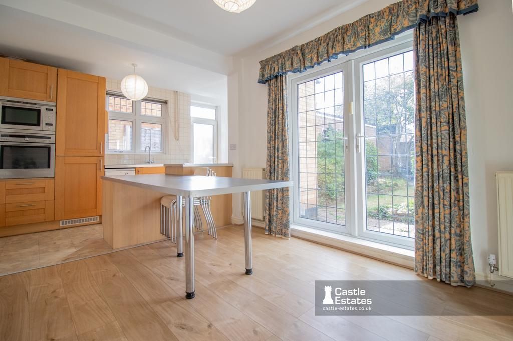 Kitchen & Dining