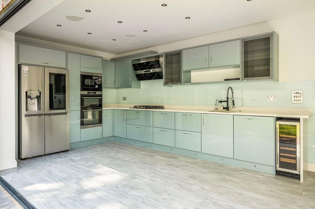 Kitchen/ Dining Room