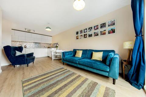 3 bedroom flat for sale, Effra Parade, London SW2