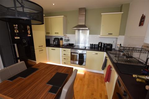 2 bedroom apartment to rent, Weave Court, Romford RM1