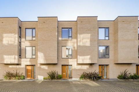 3 bedroom house to rent, Vinery Way, London W6