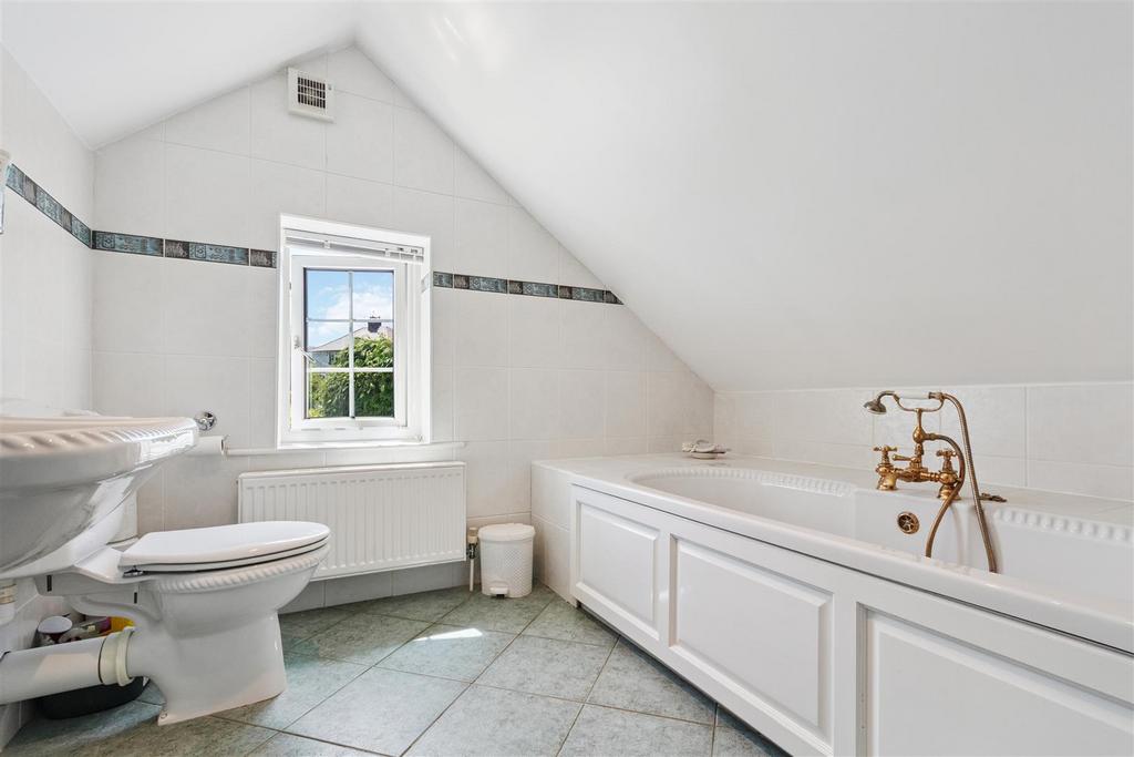 Ensuite bathroom bed.3.