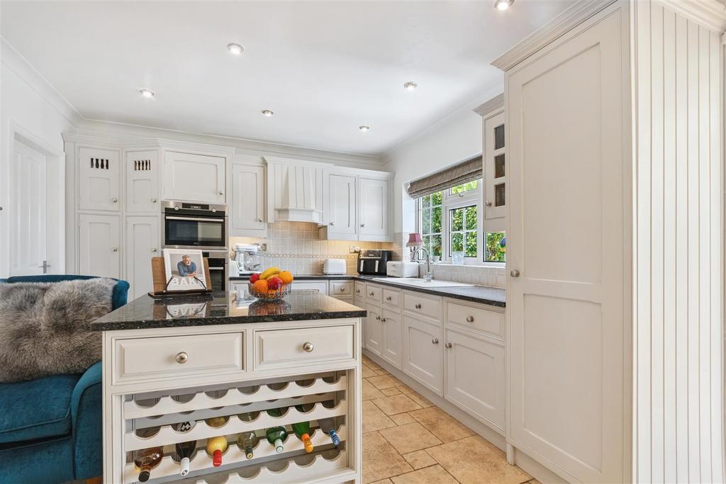 Lovely fitted kitchen