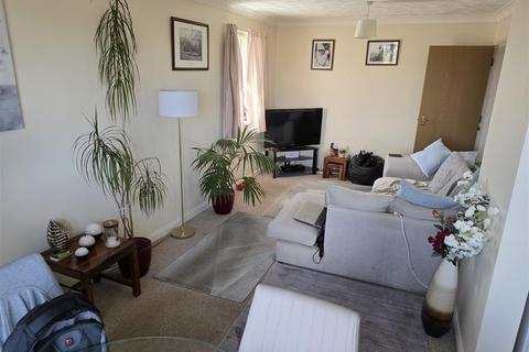 2 bedroom flat for sale, St Leonards Close, Grays