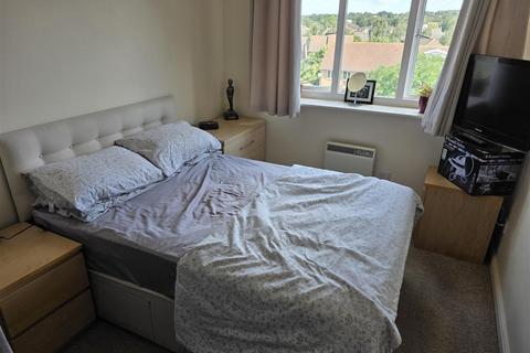2 bedroom flat for sale, St Leonards Close, Grays