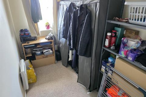 2 bedroom flat for sale, St Leonards Close, Grays