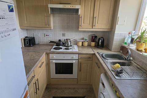 2 bedroom flat for sale, St Leonards Close, Grays