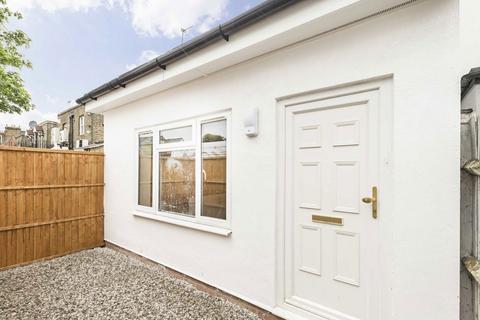 3 bedroom flat to rent, Coombe Road, Kingston Upon Thames KT2