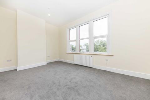 3 bedroom flat to rent, Coombe Road, Kingston Upon Thames KT2