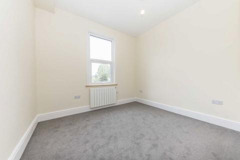 3 bedroom flat to rent, Coombe Road, Kingston Upon Thames KT2
