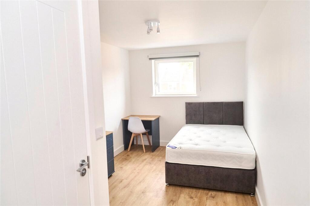 Bright and tidy single bedroom featuring a comf...