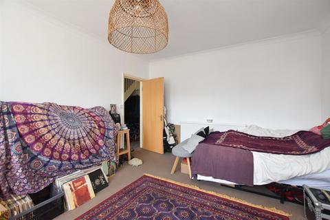 2 bedroom flat for sale, Carisbrooke Road, St Leonards-On-Sea TN38