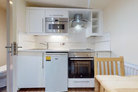 Studio to rent, Cranhurst Road