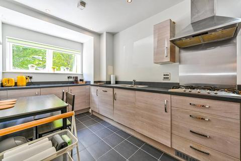 4 bedroom terraced house to rent, Thornbury Way, Walthamstow, London, E17