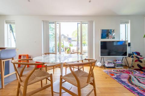 Flat 8, 10 Andre Street, London, E8 2AA