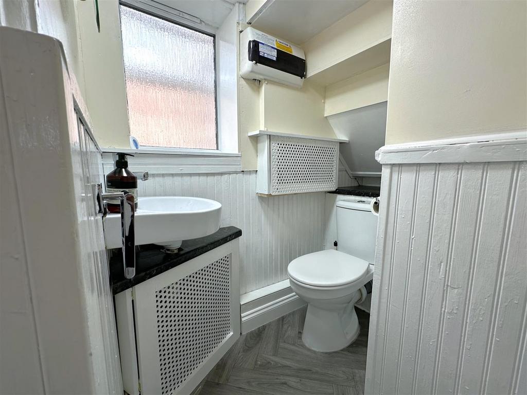 Ground Floor W.C 860