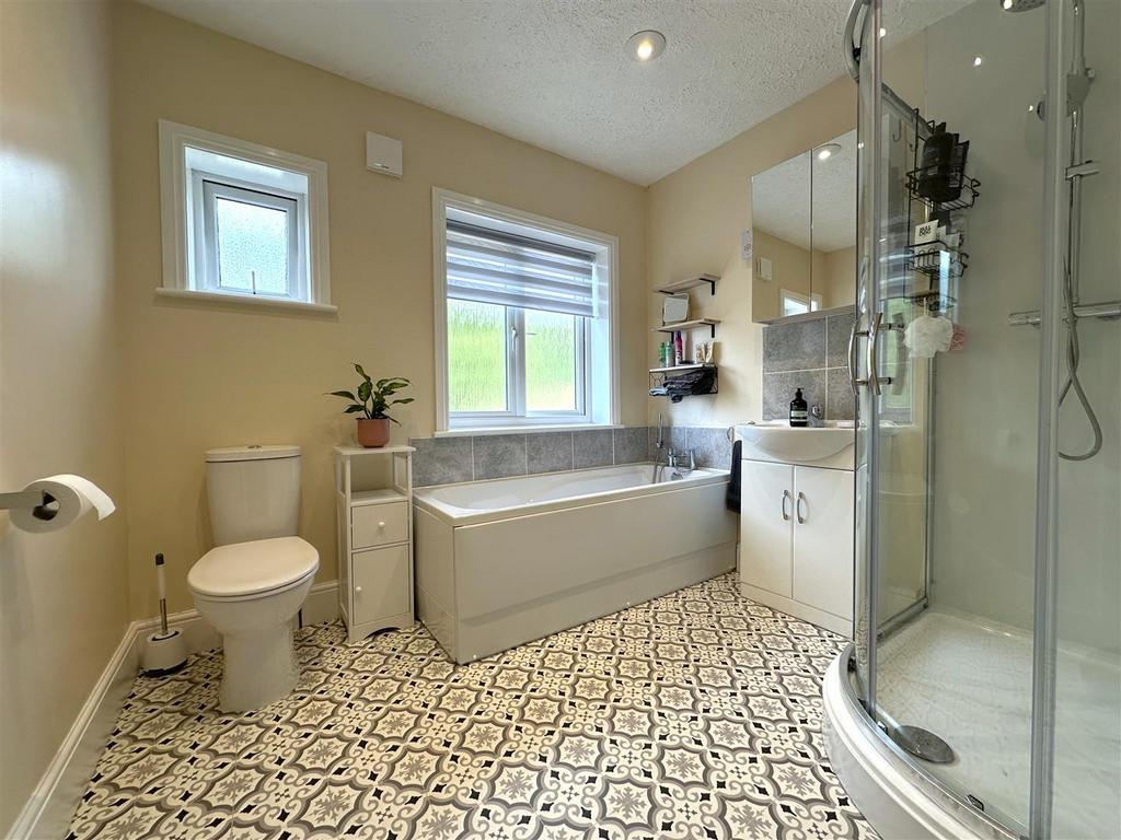 Stylish Four-Piece Bathroom 962
