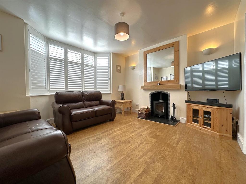 Bay-Fronted Lounge 884