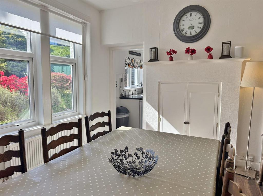 Dining room to kitchen