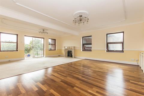 3 bedroom apartment to rent, Manor Road, Chigwell