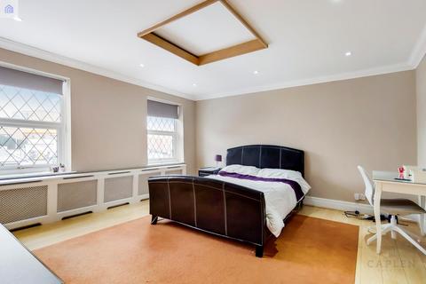 3 bedroom apartment to rent, Manor Road, Chigwell